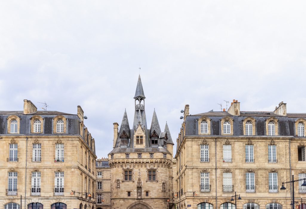 La Porte Cailhau : Héritage médiéval de Bordeaux proche de votre hôtel 4 étoiles