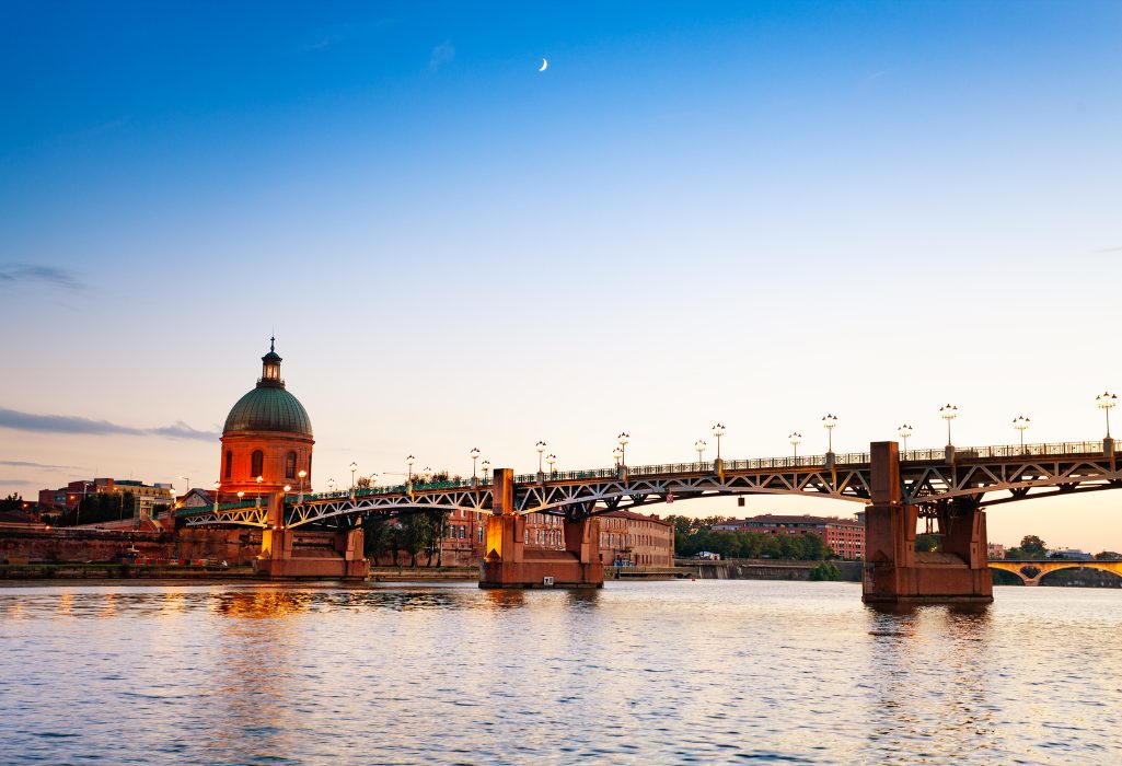 La Place Saint-Pierre : Le rendez-vous incontournable de la jeunesse toulousaine près de votre hôtel à Toulouse