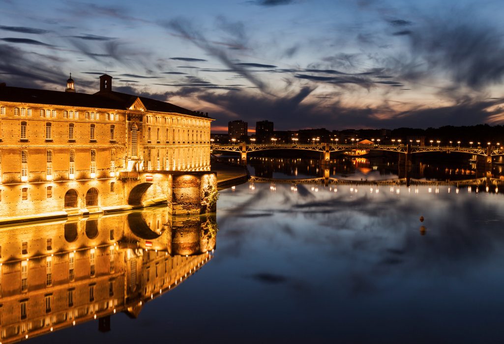 La Place Saint-Pierre : Le rendez-vous incontournable de la jeunesse toulousaine près de votre hôtel à Toulouse